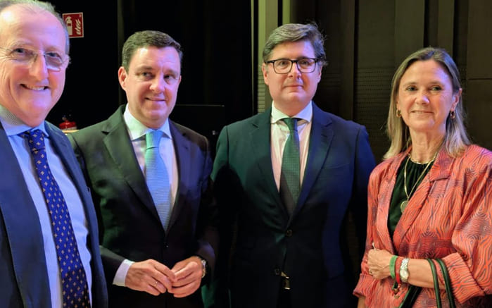 Mercedes León Lozano ha tenido la oportunidad de departir con el alcalde de Sevilla sobre los retos compartidos entre ciudad y universidad