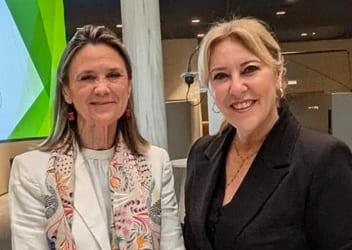 La consejera Carolina España preside en Sevilla la entrega de los Premios Francisco de Asís, con Mercedes León, presidenta del CSUS, en el jurado